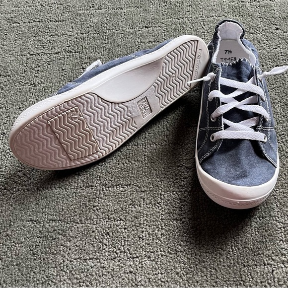 Time and Tru Women’s Blue Canvas Shoes - Picture 3 of 4